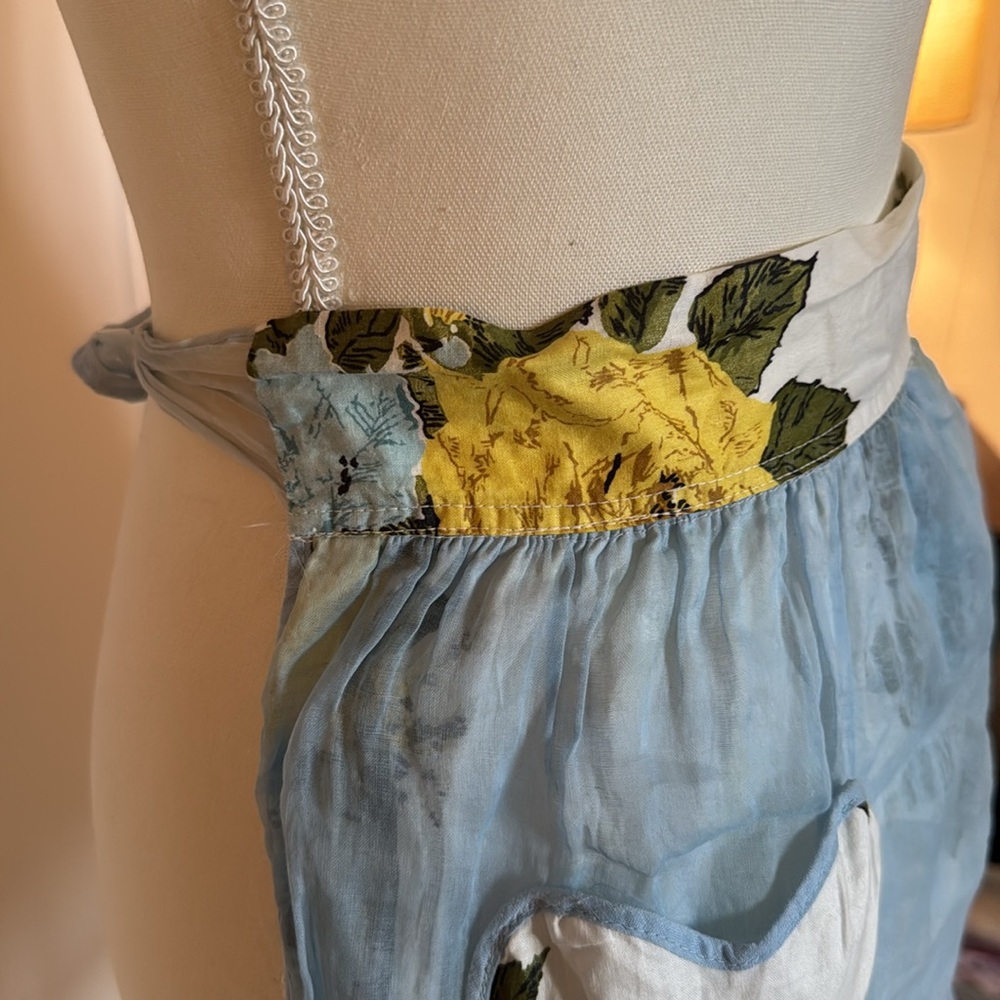 Vintage Cottagecore Floral and Sheer Apron - Picture 2 of 7